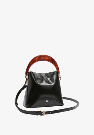 Czarna skórzana torebka o teksturowym wykończeniu, z uchwytem w kolorze żółwia i odłączanym paskiem. Zawiera akcenty w kolorze złotym.