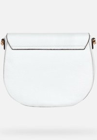 Bolso cruzado de cuero blanco con forma curva, textura suave y cierre de solapa. Los acentos en dorado realzan el diseño.