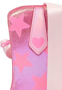 Borsa rosa con un motivo a stelle, caratterizzata da una superficie lucida e testurizzata. Include un accento a forma di cuore rosa e un morbido tirazip.