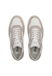 Graue und weiße Sneakers aus Wildleder und Leder, mit perforierten Details, flachen Schnüren und einer cremefarbenen Gummisohle.