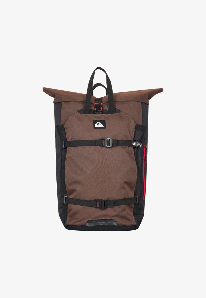 Bruine roll-top rugzak met zwarte accenten, verstelbare banden en een zijzak met rits. Gemaakt van duurzaam stof met een gestructureerde afwerking.