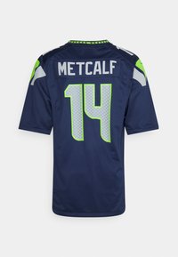Blaues Sporttrikot aus Stoff mit grünen Akzenten, auf dem "METCALF" in einer strukturierten, hellen Farbe über der Nummer "14" gedruckt ist.