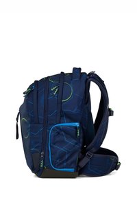 Zaino blu navy con motivi geometrici in neon verde e blu, diverse tasche, spallacci imbottiti e base resistente.