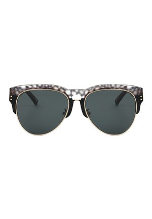Occhiali da sole con lenti scure, montatura in metallo color oro e parte superiore della montatura con motivo tartarugato grigio e nero.