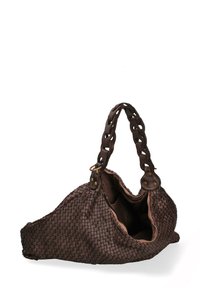 Geweven bruine handtas met gevlochten handvatten, binnenzakken en een ritsopening. Gestructureerde buitenkant en contrasterende gestreepte voering voor detail.