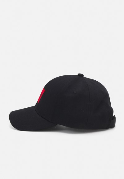 Casquette de baseball en coton noir avec un patch logo rouge sur le devant, visière incurvée et sangle ajustable à l'arrière pour un bon ajustement.