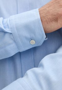 Oscar Jacobson REG FIT CUT AWAY BRUSHED - Camicia - deep blue