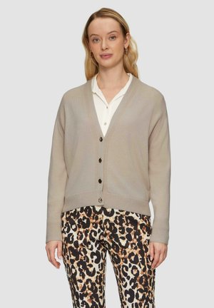 Beige gebreide cardigan met een V-hals, knopen aan de voorkant en geribde manchetten, gecombineerd met een broek met luipaardprint in een tan- en zwartpatroon.