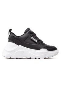 Sneaker nere in pelle con suola bianca spessa, dotate di punta rotonda, collare imbottito e chiusura con lacci, marchiate "Versace Jeans Couture."