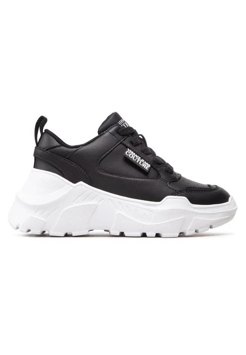 Sneaker nere in pelle con suola bianca spessa, dotate di punta rotonda, collare imbottito e chiusura con lacci, marchiate "Versace Jeans Couture."