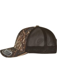 Camo-patroon trucker pet met een ronde klep; de voorkant is gemaakt van zacht materiaal in aardetinten en de achterkant is van zwart mesh voor ademend vermogen.