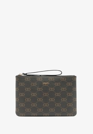 Pungă din piele sintetică neagră cu model de logo maro, cu accesorii aurii și curea pentru încheietură. Închidere cu fermoar în partea de sus.