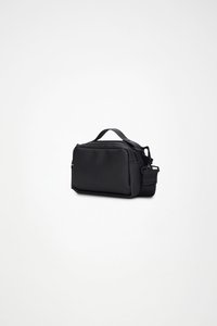 Bolso rectangular negro de material liso, con asa superior, correa ajustable y un bolsillo delantero con un logotipo sutil.