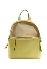 Mochila pequeña de cuero amarillo pálido con interior de tela beige, asa superior y dos cremalleras en los compartimentos frontal y principal.