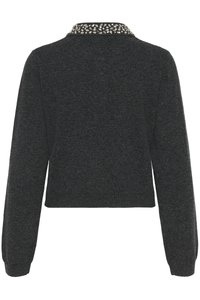 Mørk grå genser med lange ermer, kort design og dekorert krage med klare steiner for ekstra detaljer. Myk tekstur.