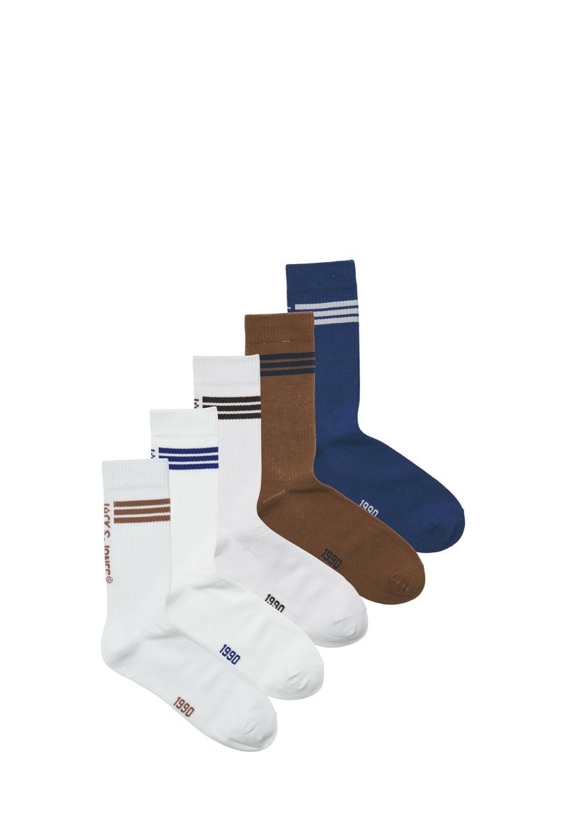 Sokken set: twee witte, één bruine, één blauwe, elk met gestreepte patronen en ribbeltextuur. Op elke sok is het opvallende jaar '1990' gedrukt.