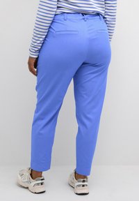 Kaffe Curve LEANA - Pantalones chinos - ultramarine