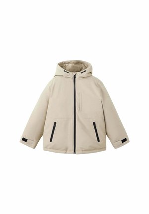 Chaqueta beige con capucha y cremallera frontal, dos bolsillos laterales con cremallera, un bolsillo en el pecho y correas ajustables en las muñecas.