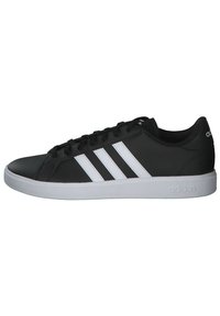 Zwarte sportschoenen met een glad bovenwerk van synthetisch materiaal, voorzien van drie witte strepen aan de zijkant en een witte rubberen zool.