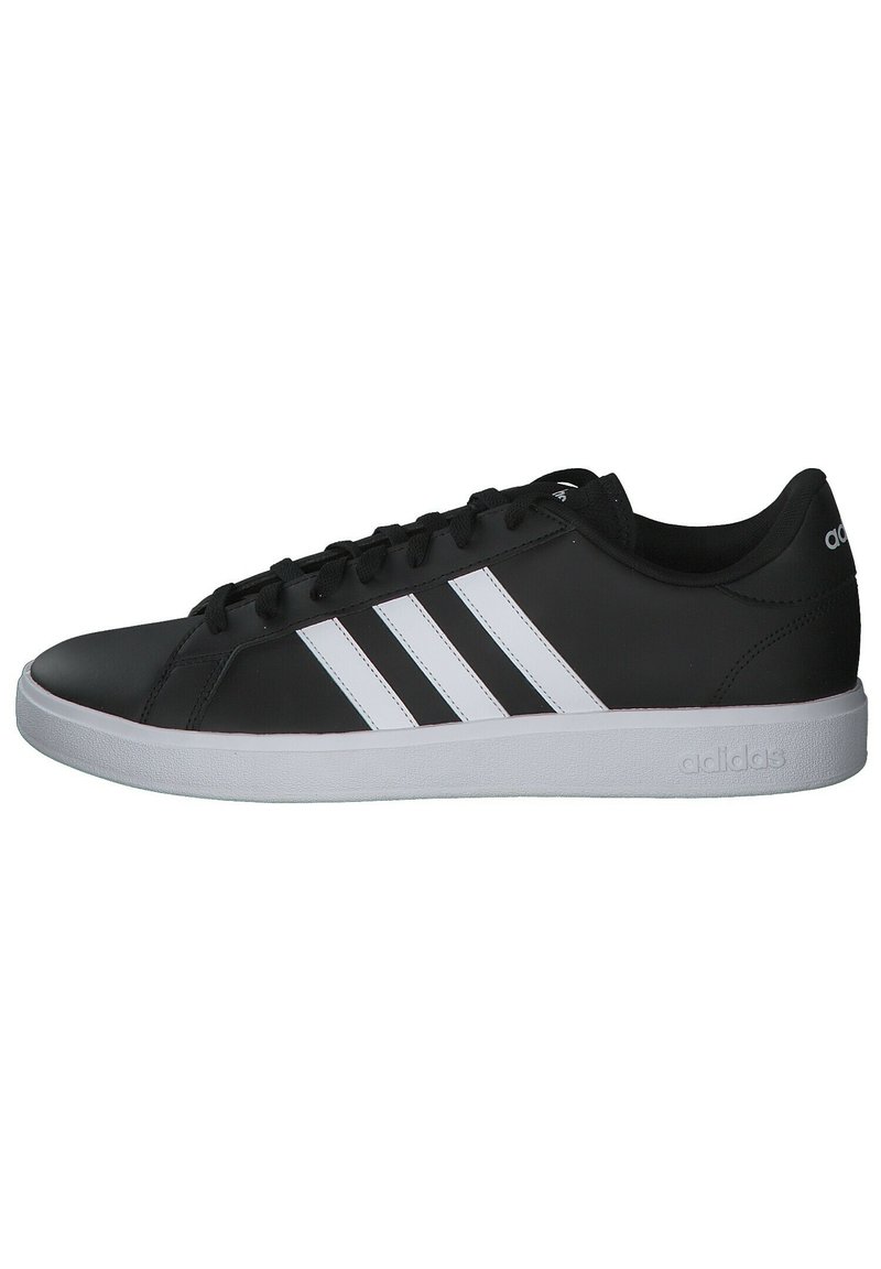 Zwarte sportschoenen met een glad bovenwerk van synthetisch materiaal, voorzien van drie witte strepen aan de zijkant en een witte rubberen zool.