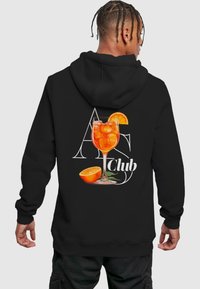Črna kapuca z barvito grafiko koktajl kozarca z ledom, rezino pomaranče in napisom "A5 Club" v beli barvi.
