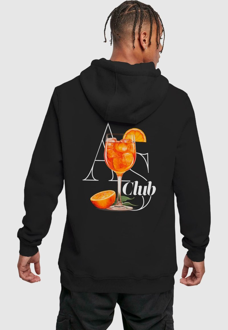 Črna kapuca z barvito grafiko koktajl kozarca z ledom, rezino pomaranče in napisom "A5 Club" v beli barvi.