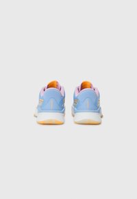 Une paire de baskets Skechers bleu, violet et orange vues de l'arrière sur un fond blanc uni.