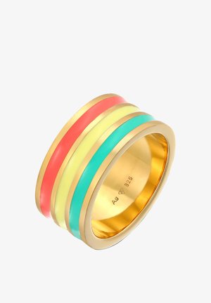 Stable ring med guldbelægning indeholder fire vandrette bånd i koralfarve, gul og turkis. Glat overflade med blank finish.
