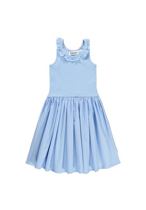 Világos kék ujjatlan ruha, illeszkedő felsőrész és fodros dekoltázs jellemzi. A bővülő, redőzött szoknya további térfogatot ad. Puha, sima anyagból készült.
