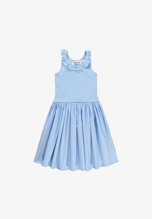 Robe sans manches bleu clair avec un corsage ajusté et un col froncé. La jupe évasée et froncée ajoute du volume. Fabriquée en tissu doux et lisse.
