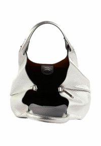 Borsa a spalla in pelle argentata con finitura testurizzata, dotata di un ampio interno e doppi ganci di chiusura ai lati.