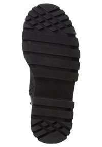 Suela de zapato de goma negra con un patrón de banda de rodadura que presenta surcos horizontales y diagonales para proporcionar tracción. Acabado resistente y texturizado.