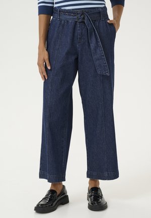 Pantalones anchos de denim azul oscuro con cintura ceñida por un cinturón, presentan un diseño de botón y presillas para el cinturón, dobladillos con vuelta y bolsillos laterales.