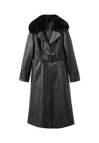 Cappotto in pelle nera con un ampio colletto in pelliccia sintetica, vita con cintura, chiusura a bottoni, maniche lunghe e dettagli con cuciture verticali.