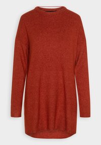 Pull en tricot orange brûlé à manches longues, col rond, avec un ourlet arrière légèrement plus long, présenté sur un fond blanc.