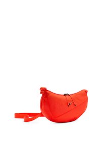 Marsupio in nylon rosso con una forma curva, cintura regolabile e chiusura con zip. Presenta un design elegante e dettagli di branding minimi.