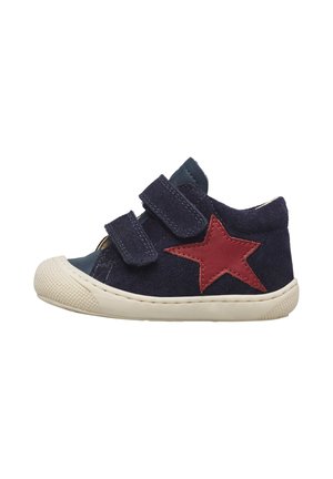 Scarpa da bambino blu navy con due bande in velcro, suola in gomma bianca e una stella rossa sul lato.