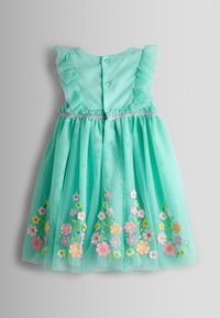 Ein mintgrünes Kleid mit einem gerafften Ausschnitt, Knöpfen am Rücken und einem silbernen Gürtel, verziert mit bunten Blumenstickereien am Saum.
