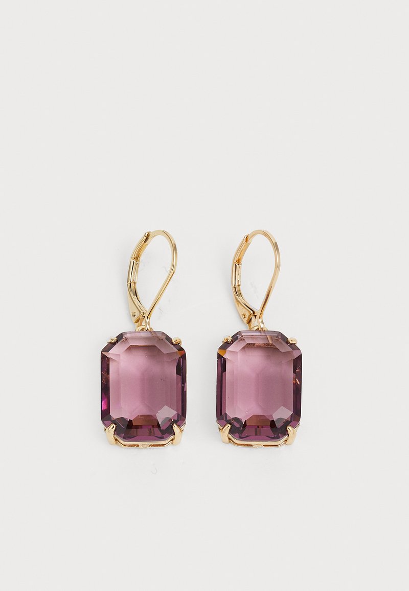 Brincos em tom dourado com pedras grandes, octagonais e roxas facetadas, fixadas em configurações de garras com fechos de balancim para um uso seguro.