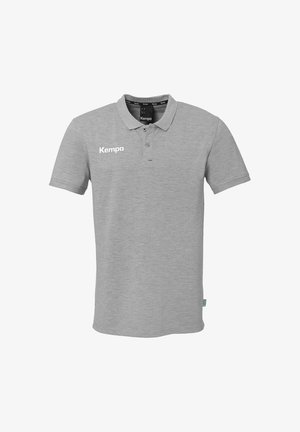 Polo manches courtes gris clair avec col et deux boutons, présentant le logo blanc Kempa sur la poitrine et une petite étiquette verte sur le côté.