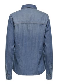 Camisa de denim en azul claro, con mangas largas y cuello tipo solapa. Presenta una costura en el yugo trasero y puños abotonados. Textura suave.