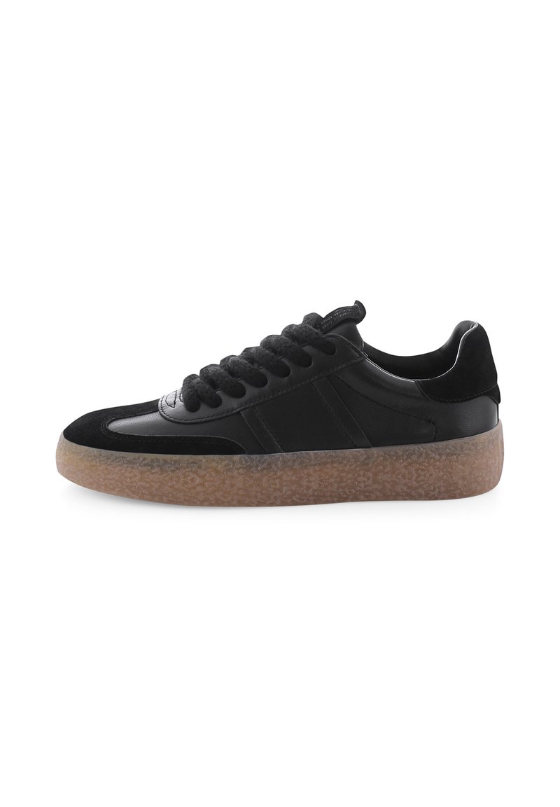 Schwarze Low-Top-Sneaker mit dicker, durchsichtiger, brauner Gummisohle und strukturiertem Obermaterial aus Wildleder und Leder.