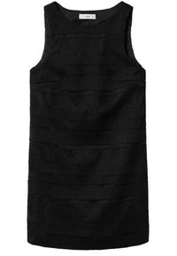 Robe noire sans manches avec des rayures horizontales texturées, une silhouette cintrée et un col rond, en tissu léger.