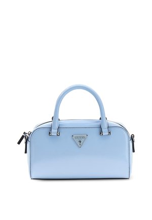 Sac à main Guess bleu clair avec doubles poignées, logo triangulaire argenté de la marque à l'avant et tirettes de fermeture éclair noires sur fond blanc.