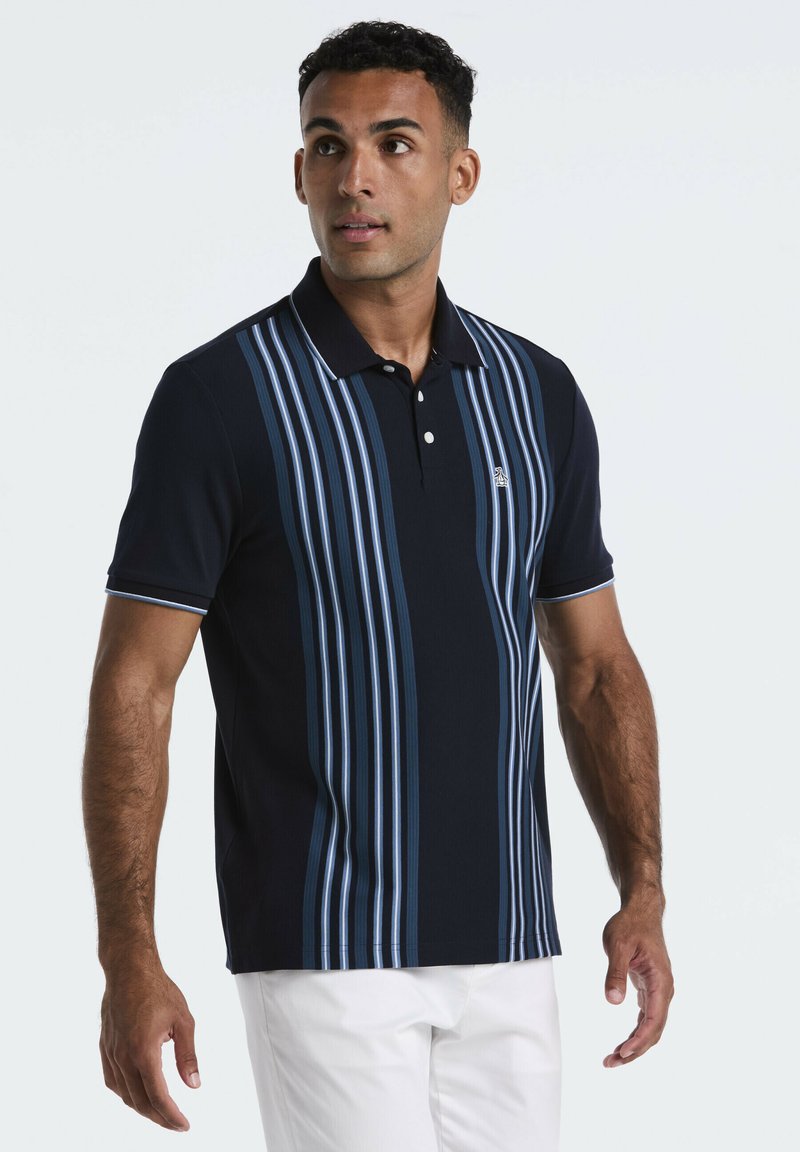 Marineblauwe polo met verticale blauwe strepen, een kraag en een drieknoopsluiting; korte mouwen met contrasterende accenten; gestructureerde stof.