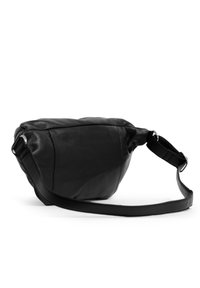 Borsa a tracolla nera in pelle con forma curva, texture liscia, hardware in argento e tracolla regolabile. Presenta una chiusura con zip.