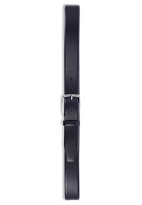 Marine leren riem met zilveren metalen gesp, een gladde textuur, verstelbaar met vijf gaten en een slank, minimalistisch design.