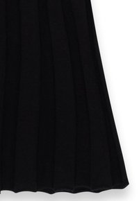 Črni pleteni krilo s vidnimi vertikalnimi pregibi in rahlo izbočenim robom na beli podlagi.