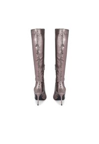 Stivali con tacco a spillo fino al ginocchio in texture metallizzata a effetto pelle di serpente bronzo, con silhouette aderente e dettaglio di cerniera posteriore elegante.