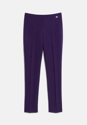 Pantalon slim violet foncé coupe droite avec un petit logo argenté près de la taille sur un fond uni clair.